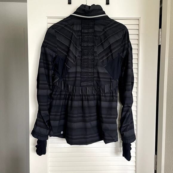Lululemon Run Hustle Black and Grey Stripe Poncho Jacket Size 8 - Picture 2 of 10